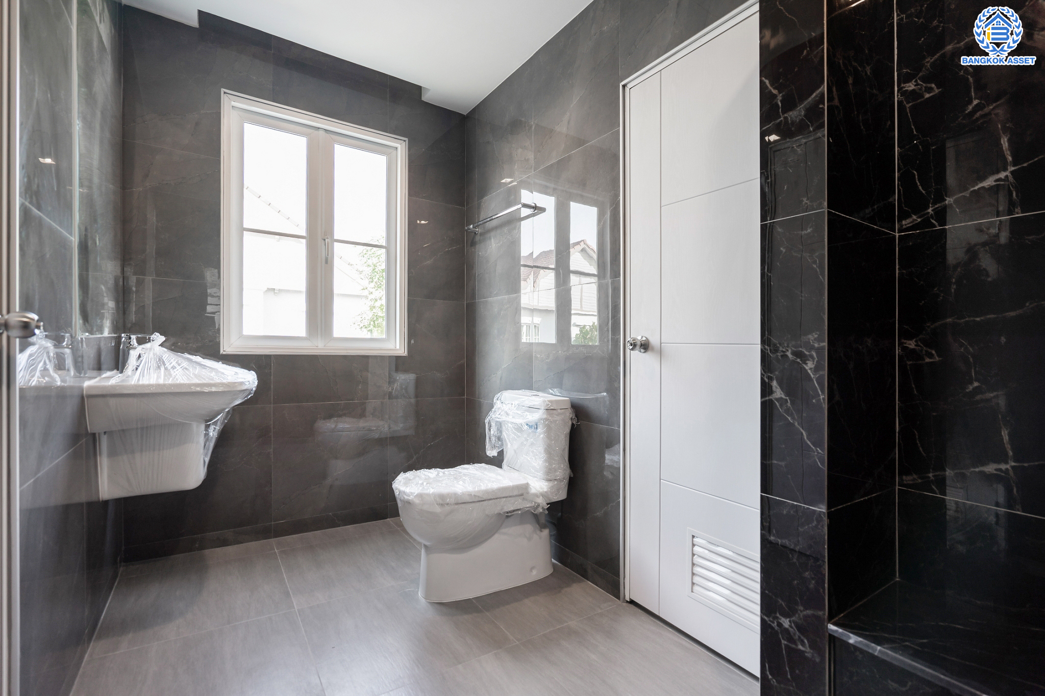 บ้านมือสองตกแต่งใหม่ ม.ลัดดารมย์ วัชรพล แบรนด์ Q.House เนื้อที่ 85.9 ตร.ว. ฟังก์ชัน 4 ห้องนอน 4 ห้องน้ำ จอดรถได้ 2 คัน Facilities ครบครัน บนทำเลเชื่อมต่อหลายเส้นทาง ถ.รามอินทรา ถ.สายไหม และถ.พหลโยธิน ใกล้สนามบินดอนเมือง ทางด่วน "ศรีรัช" และ "เซ็นทรัลรามอินทรา"